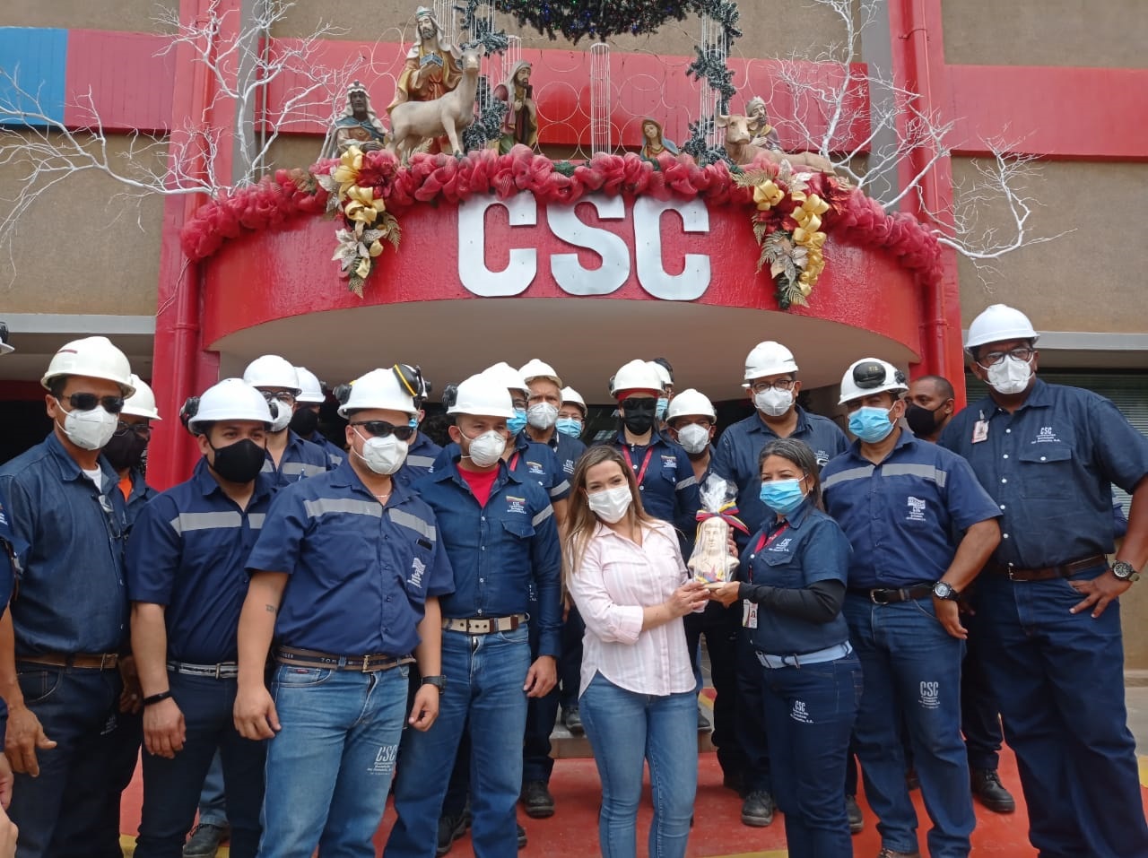 El recibimiento del os trabajadores de Invecem a la Ministra Álvarez en sus instalaciones