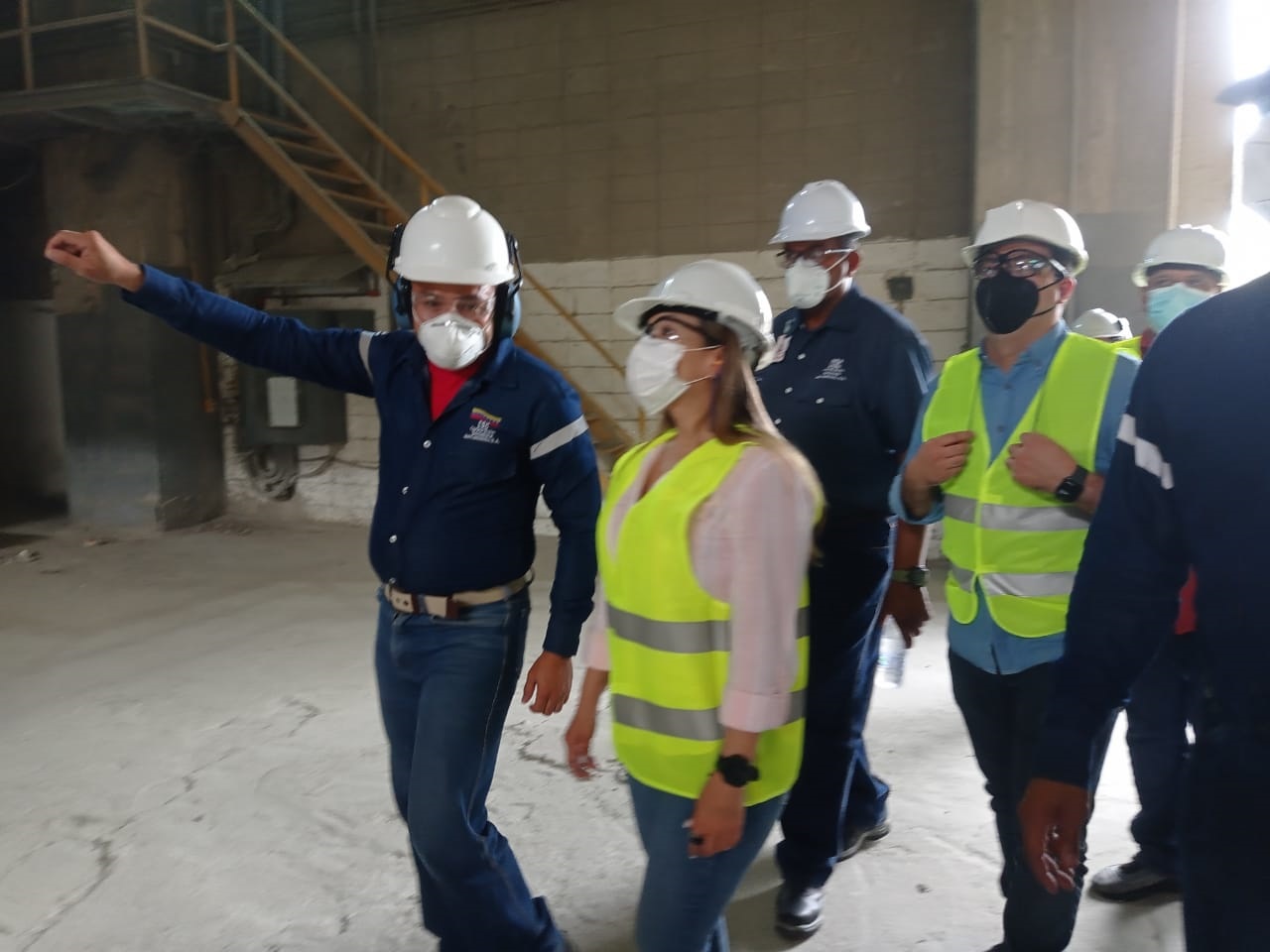 La Ministra Álvarez recibiendo información técnica de la plata