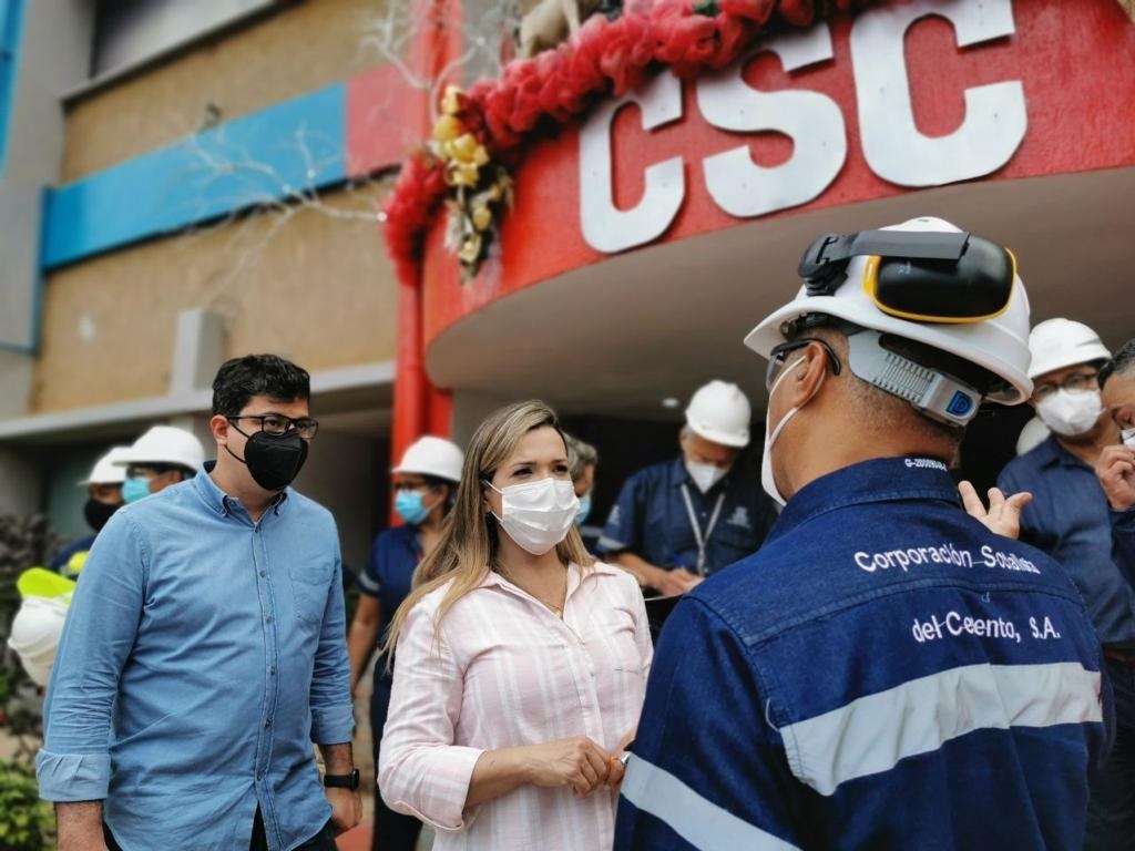 El recibimiento del os trabajadores de Invecem a la Ministra Álvarez en sus instalaciones