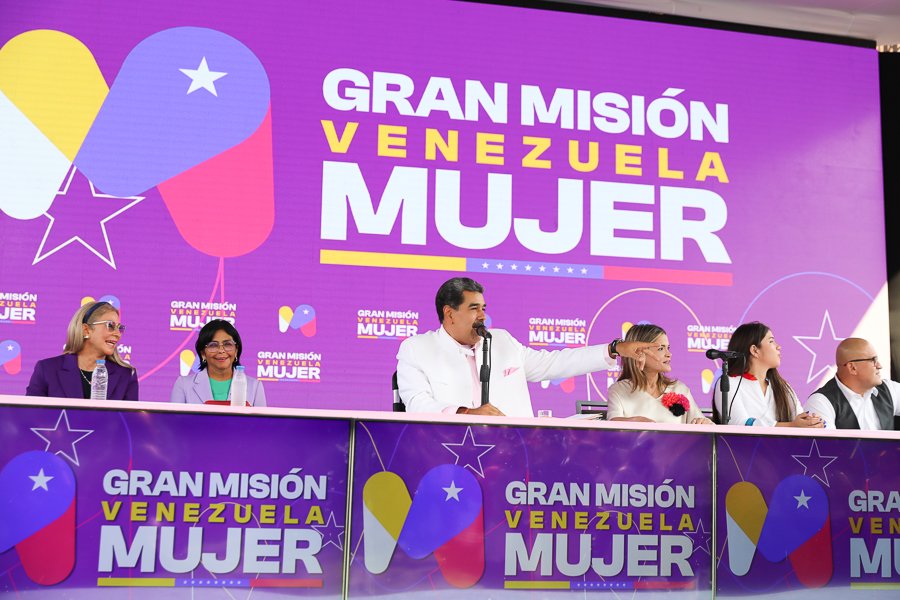 Presidente Nicolás Maduro entrega 33.000 créditos para emprendedoras del país